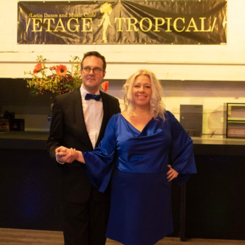 photo1: Manuel et Michèle posent devant la bannière d'Etage Tropical