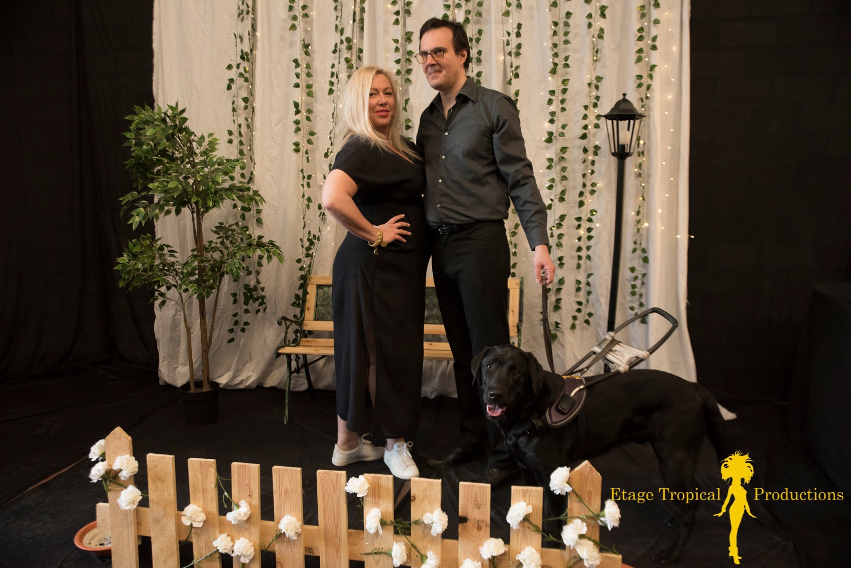 photo2: Michèle, Manuel et le chien Dajoor dans un décor tropical