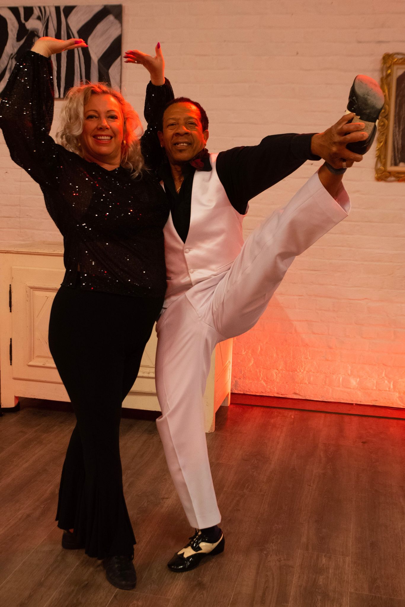 photo2: Michèle et Mario posent dans une pose de salsa acrobatique