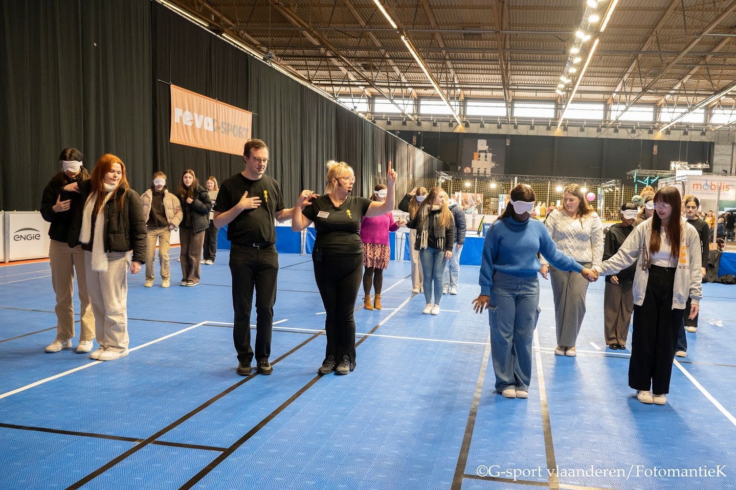 photo1: les élèves sont alignés sur la piste de danse