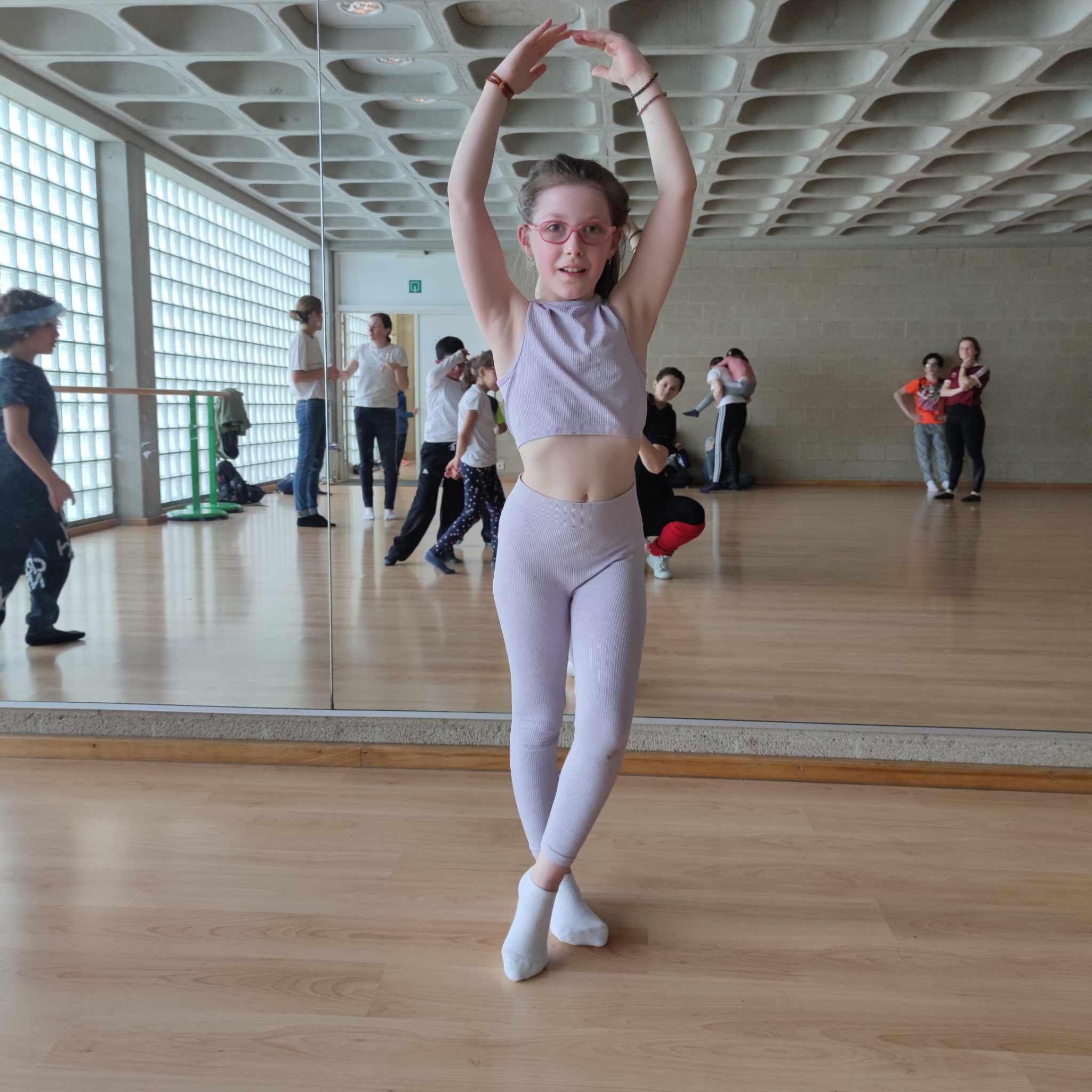 photo2: une fille prend une pose de ballet