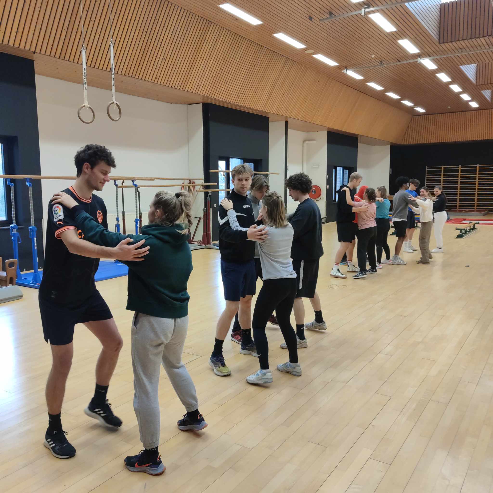 Photo 1 : Les étudiants dansent dans la salle de gym