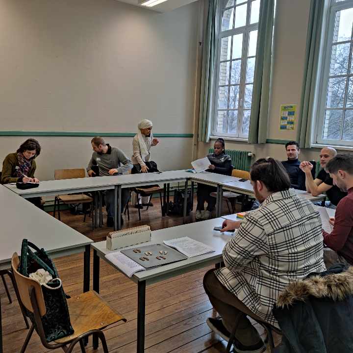 photo1: tout le monde se prépare à la table de réunion