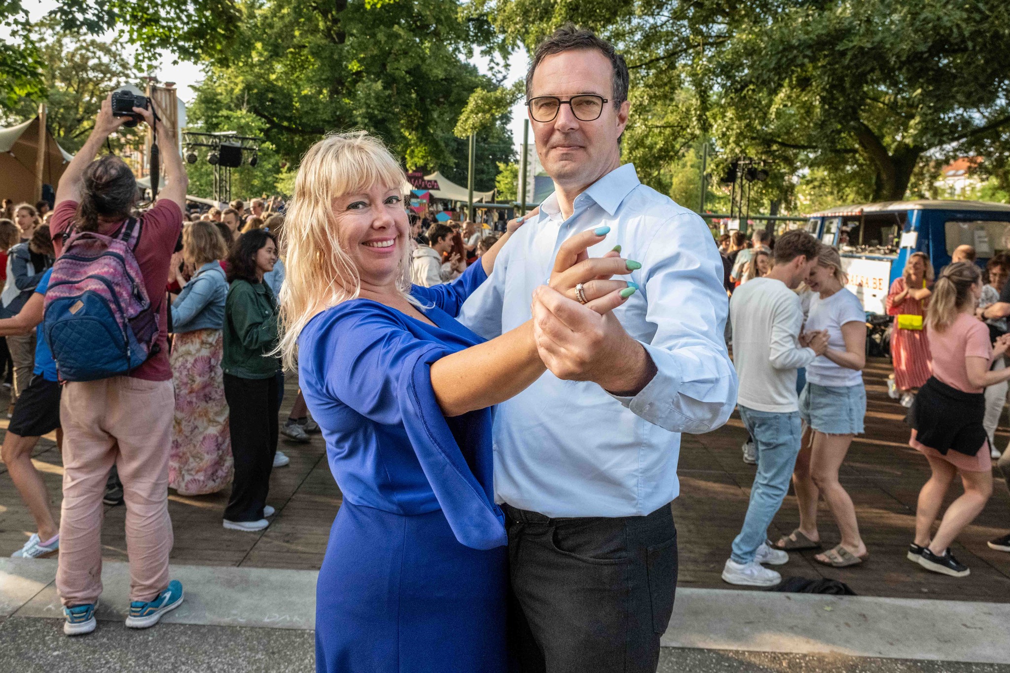 photo1: Michèle and Manuel pose in front of the crowded dance floor of the salsa bar