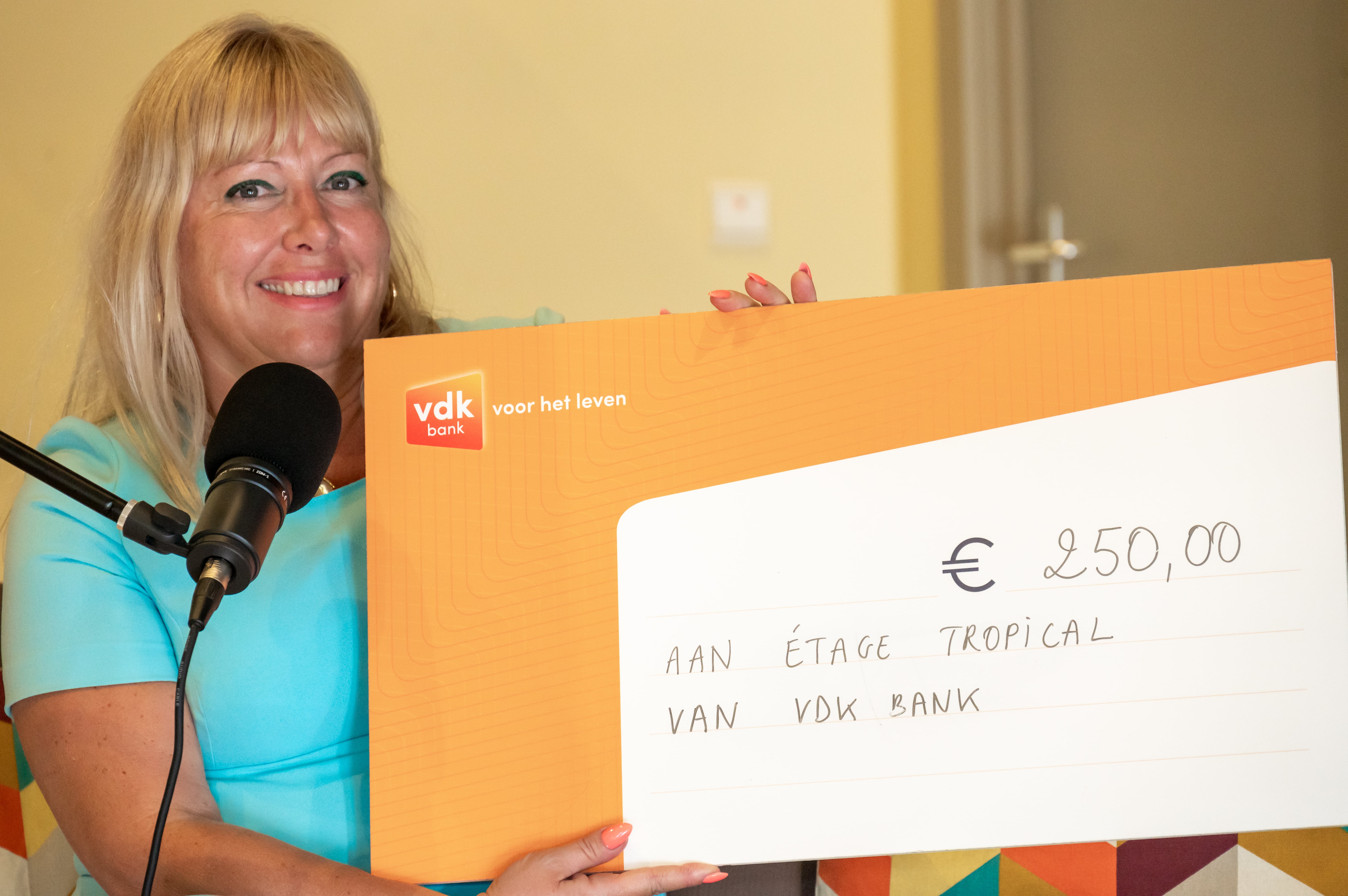 foto 1: Michèle poseert met de cheque van VDK