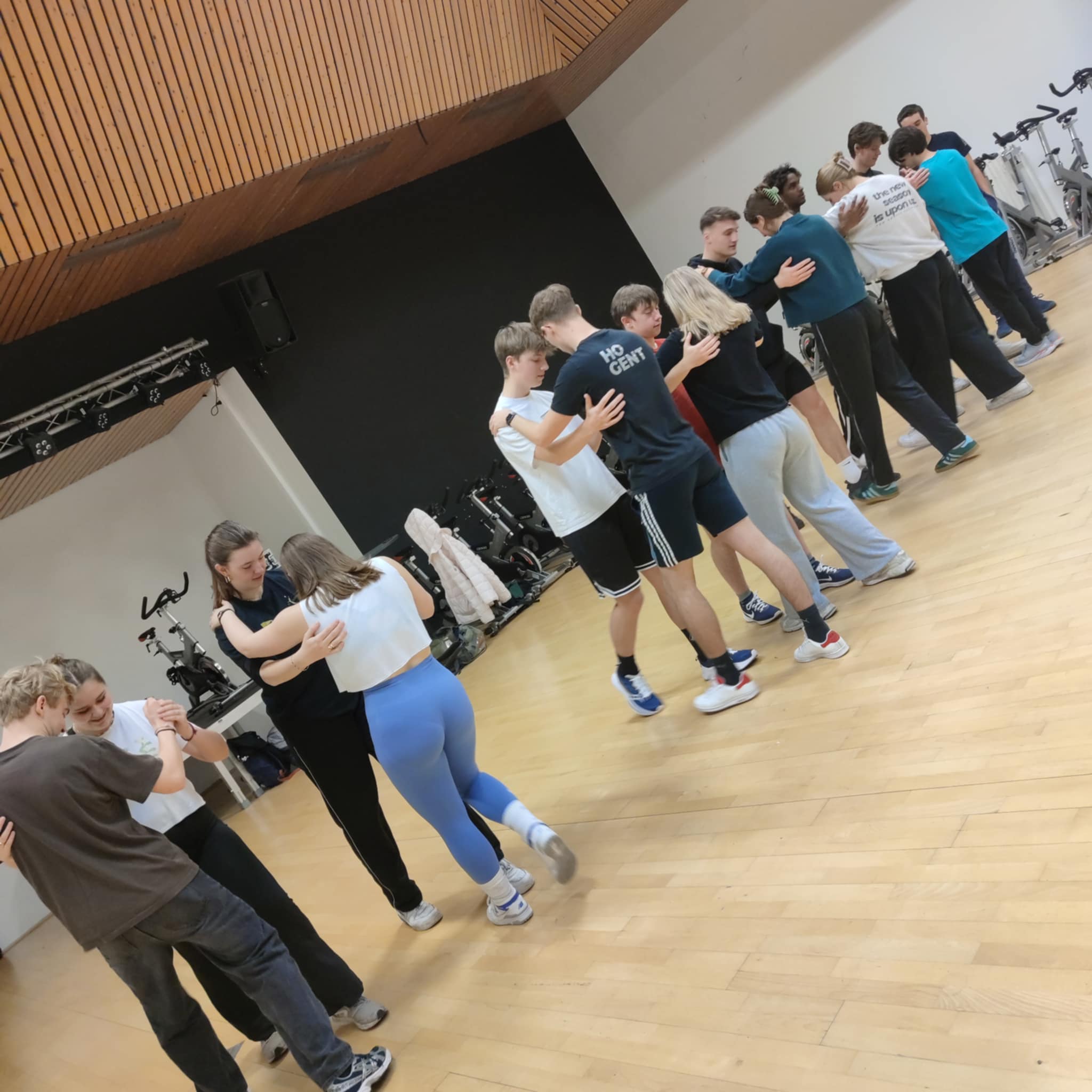 foto3: de studenten dansen in de turnzaal