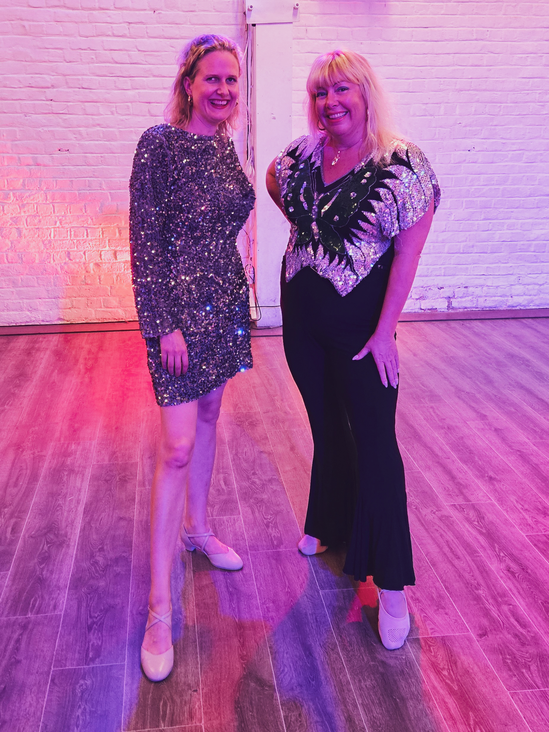 foto1: Annick en Michèle met de sfeerverlichting van de danszaal